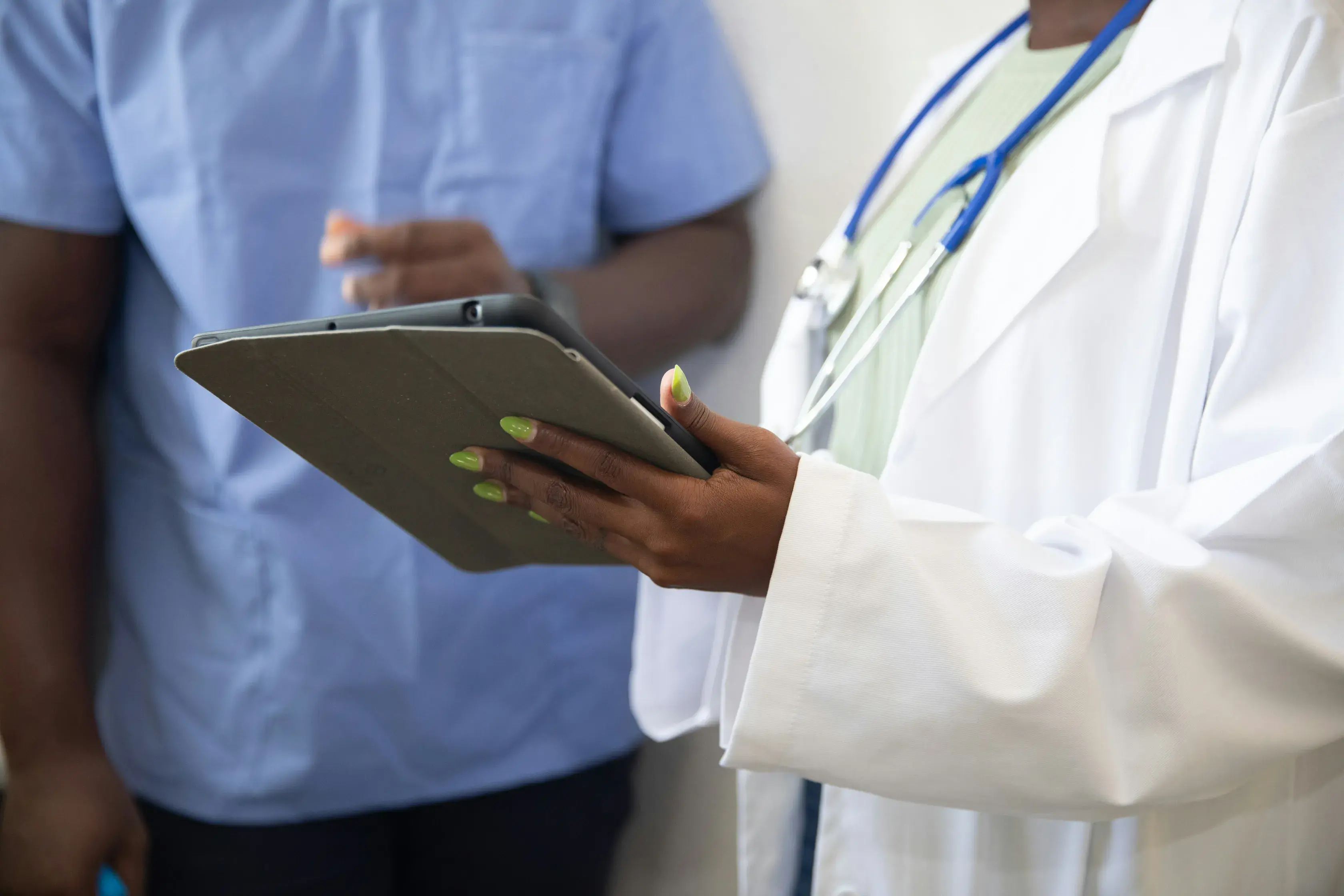 OOH Advertising for Hospitals and Healthcare 2026: How Apollo, Fortis and Kaiser Use Outdoor