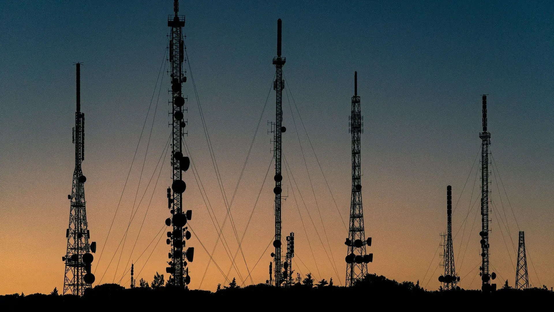 OOH Advertising for Telecom Brands 2026: How Jio, Airtel, T-Mobile and Verizon Use Outdoor